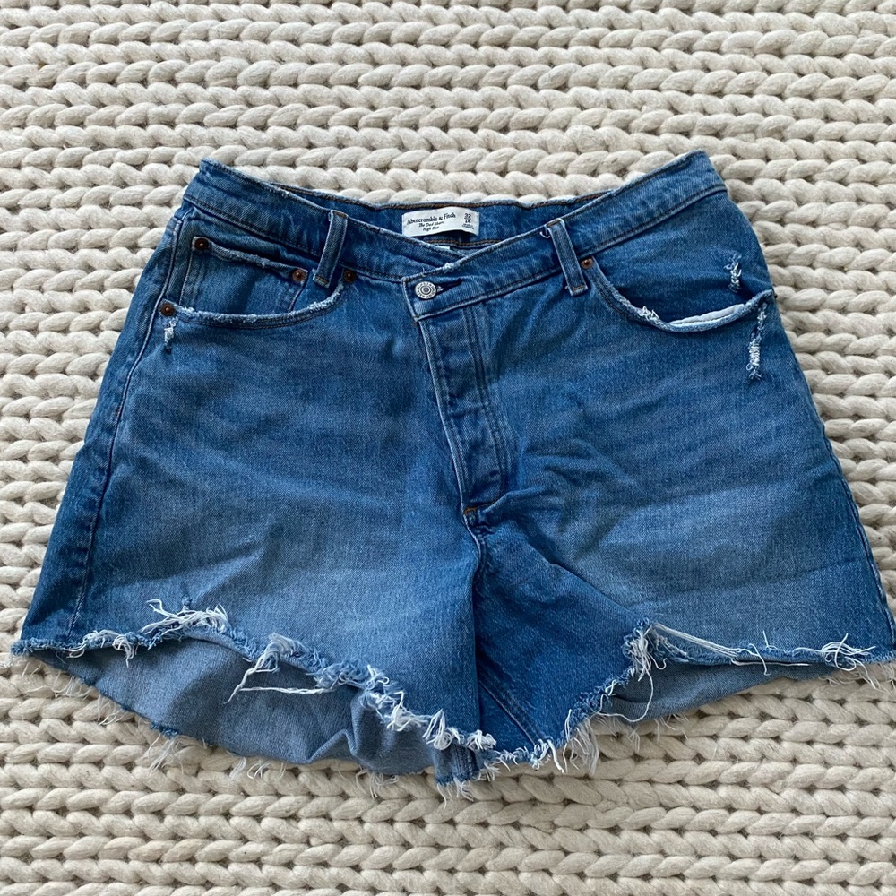 AF CURVE LOVE CROSSOVER BUTTON SHORTS